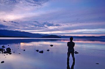 黄昏のリフレクションを眺める人。屈斜路湖、北海道。
A person standing on a lake reflecting the twilight sky.Lake kussharo,hokkaido,japan.