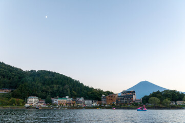 Obraz premium 河口湖に浮かぶアヒルボートと富士山と月