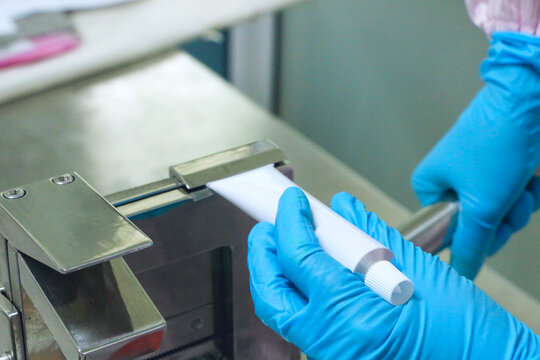 Manual packaging gel at factory