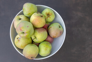 Schale mit äpfel auf dunkler Tafel