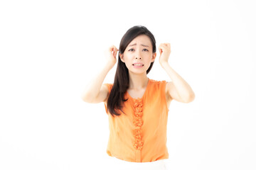 頭を抱える女性