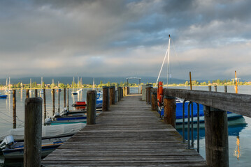 Fototapeta premium Anlegestelle und Boote am Ufer von Allensbach am Bodensee. Landkreis Konstanz, Baden-Württemberg, Deutschland
