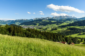 Fototapeta premium Appenzellerland mit Blick auf Alpstein und Säntis, Kanton Appenzell-Innerrhoden, Schweiz
