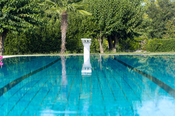 Pool mit Sprungbrett vor mediteraner vegetation