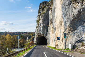Felstunnel bei Thiergarten im Oberen Donautal. Herbststimmung im Naturpark Obere Donau. Landkreis...