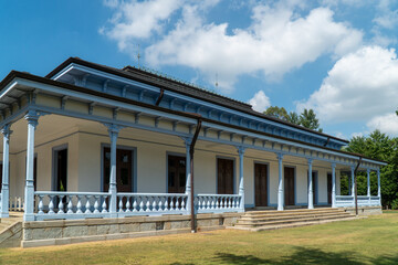 青空の下の洋風建築