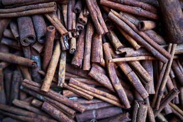 Texture of cinnamom spices o the market.