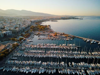 Foto op Plexiglas Luchtfoto drone vogelperspectief van jachthaven in Athene met aangemeerde jachten. © luengo_ua