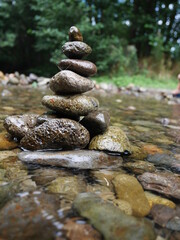 Kairn dans un torrent de montagne en Auvergne