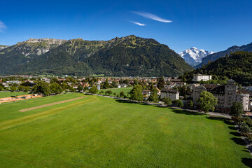 Fototapeta na wymiar Interlaken Höhenmatte mit Jungfrau Sommer spezieller Blickwinkel blauer Himmel grün Kontraste etwas Wolken 