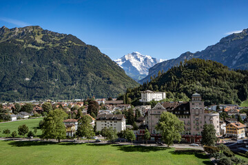 Interlaken Höhenmatte mit Jungfrau Sommer spezieller Blickwinkel blauer Himmel grün Kontraste...