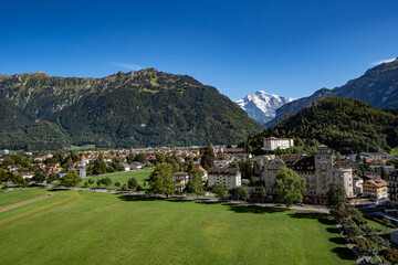 Fototapeta na wymiar Interlaken Höhenmatte mit Jungfrau Sommer spezieller Blickwinkel blauer Himmel grün Kontraste etwas Wolken 