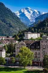 Interlaken Höhenmatte mit Jungfrau Sommer spezieller Blickwinkel blauer Himmel grün Kontraste...