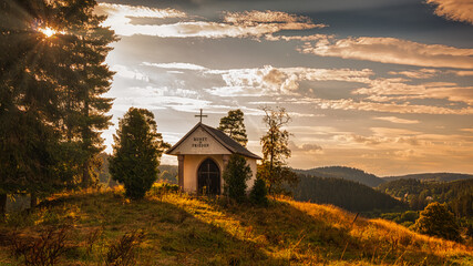 Abendstimmung über den sanften Hügeln des Erzgebirges. UNESCO Welterbe und Montanregion Erzgebirge im Sonnenuntergang.