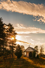 Abendstimmung &uuml;ber den sanften H&uuml;geln des Erzgebirges. UNESCO Welterbe und Montanregion Erzgebirge im Sonnenuntergang.