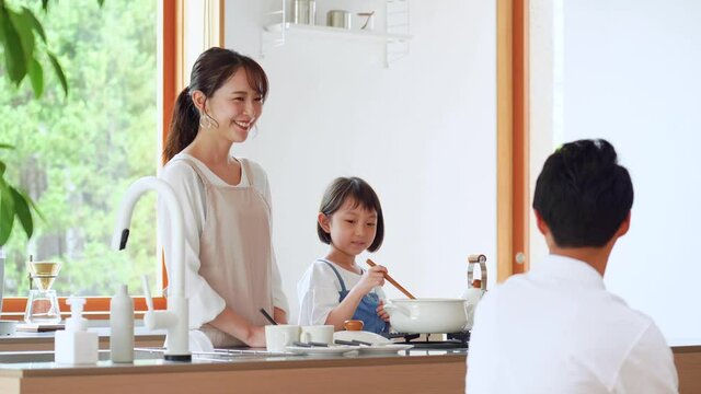 家族の料理風景