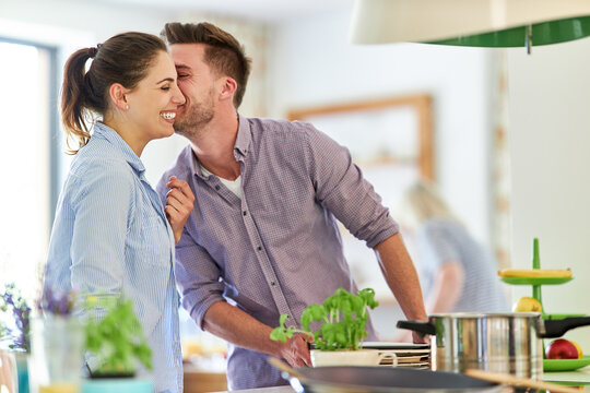 Verliebt  junges Paar beim kochen am Herd