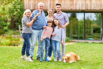 Erweiterte Familie feiert mit Sekt im Garten