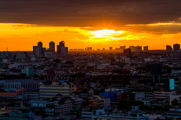 Obraz premium Blurred abstract background view of the night sky, ambience surrounded by condominiums and street lighting, dispersion of accommodation in the capital.