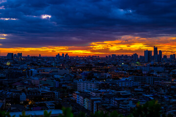 Panorama view of panoramic city views, overlooking a wide range of high-rise buildings, blurred breezes, residential distribution (condominiums, offices, expressways)