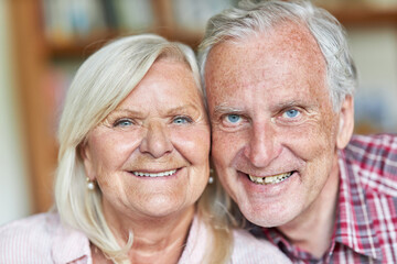Senioren Paar lächelt glücklich in die Kamera