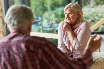 Senioren Paar streitet über Trennung oder Scheidung