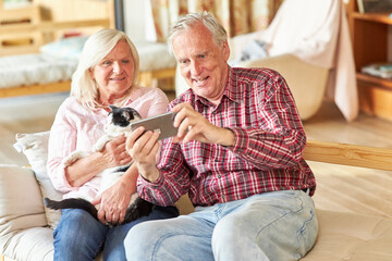 Paar Senioren mit dem Smartphone macht Selfie