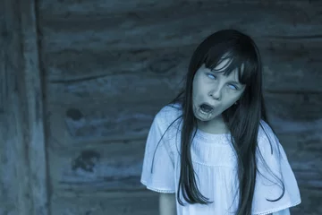Poster Eng spook halloween thema. Horror duivel meisje met witte ogen opent mond en schreeuwt © Albert Ziganshin