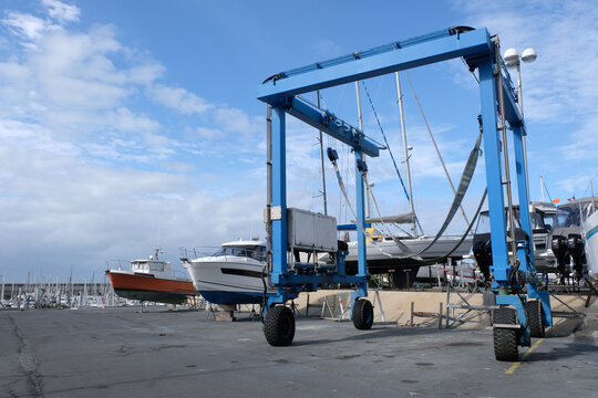 Portique de levage du port de Granville en Normandie