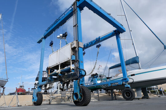 Portique de levage du port de Granville en Normandie