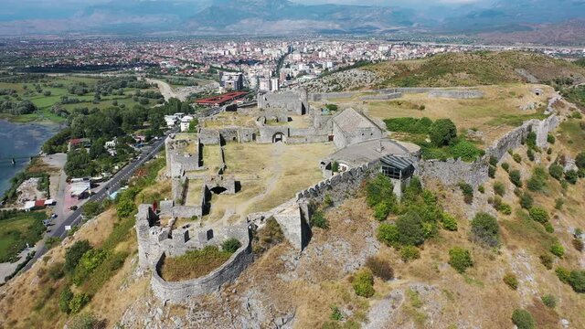 Albanien - Die Stadt Shkodra aus der Luft