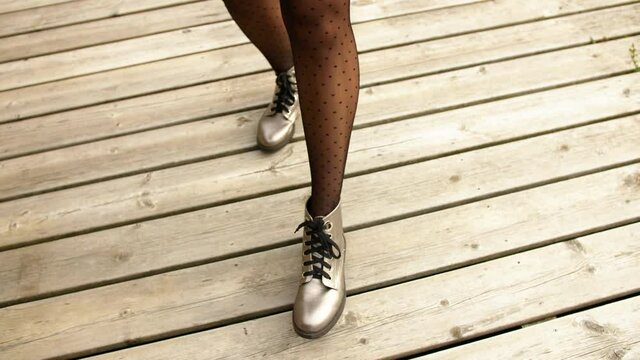 Plan sur les chaussures d'une femme