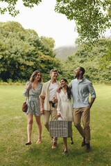 Obraz premium Friends on picnic at park