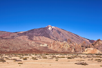 Auf der Kanareninsel Teneriffa ragt deren Wahrzeichen, der Pico del Teide in die Höhe