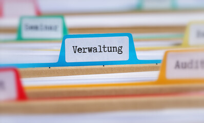 Akten mit der Beschriftung Verwaltung