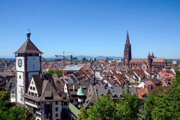 Fototapeta premium Freiburg, Altstadt: Blick auf das Münster und Schwabentor vom Schlossberg.© Endrik Baublies