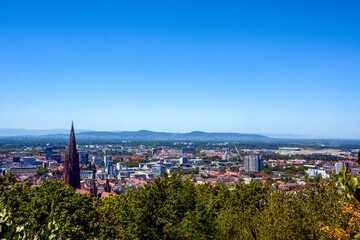 Obraz premium Freiburg, Altstadt: Blick auf das Münster vom Schlossberg..© Endrik Baublies