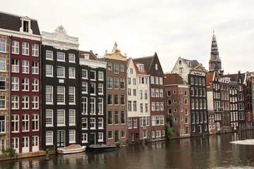 Fototapeta na wymiar Romantisches Amsterdam; Häuserzeile am Damrak und Oude Kerk