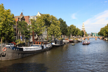 Fototapeta na wymiar Sommer in Amsterdam; Oude Schans mit Hausbooten