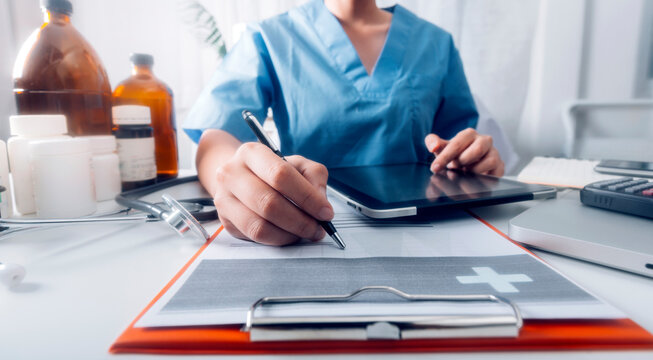 General Medical Services (GMS) and general practitioners (GPs or family physicians). Successful diagrams. Smart doctors make report notes (COVID-19).