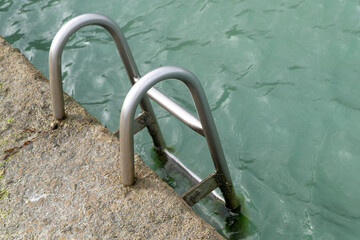 Échelle de piscine en acier gros plan