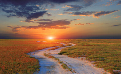 Fototapeta na wymiar dirt road to sunset