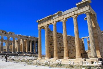 Obraz premium Greece, Athens, June 18 2020 - View of the archaeological site of the Acropolis with Erechtheio temple in the background.