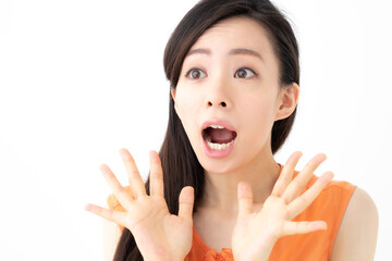 驚く女性