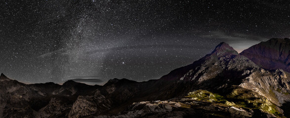 Fototapeta na wymiar Nachtaufnahme in der Schweiz am grossen Sankt Bernhard