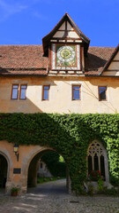 Fototapeta na wymiar Innenhof des Klosters Bebenhausen im Schönbuch bei Tübingen mit Sonnenuhr