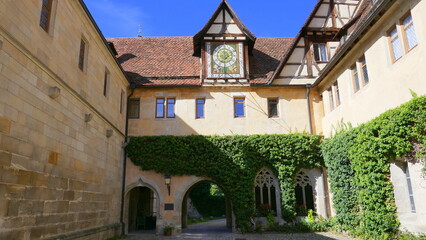 Innenhof des Klosters Bebenhausen im Schönbuch bei Tübingen mit Sonnenuhr
