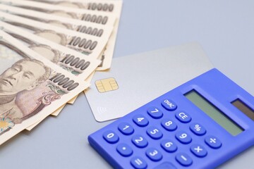 クレジットカードと1万円札
