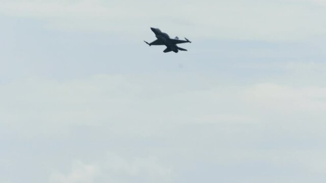 F-16C jest doing maneuvers at air show in Gdynia