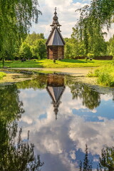 Obraz premium Old log Orthodox church in the forest by the lake